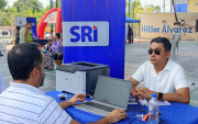 Contribuyentes despejan dudas ante técnico del SRI.