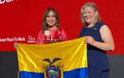Representante del Banco Internacional recibe el reconocimiento.