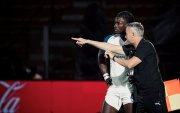 El técnico de Liga de Quito, Gustavo Álvarez, da indicaciones a Ricardo Adé en la Copa Libertadores.