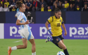 La Selección de Ecuador enfrenta a Argentina durante un partido internacional de fútbol.