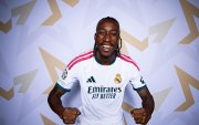 Yan Diomande jugará como extremo por la banda derecha.
