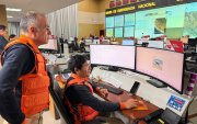 Fotografía tomada de la cuenta en X @indeciperu del Instituto Nacional de Defensa Civil de Perú (Indeci) en la que se observa al jefe del Indeci, Luis Enrique Vásquez (i), monitoreando lo ocurrido por el terremoto de magnitud 7,2 en la región andina de Ayacucho.