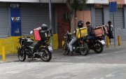 Repartidores de delivery circulan por Quito mientras las autoridades avanzan en un registro único para fortalecer los controles.