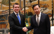Representantes ecuatorianos y chinos estrechan vínculos en un encuentro diplomático en Shanghái.