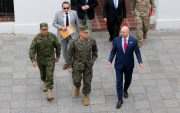 El ministro de Defensa Gian Carlo Loffredo junto al comandante del Comando Sur de los Estados Unidos, General Francis L. Donovan.