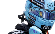 El piloto de Mercedes George Russell de Gran Bretaña, celebra el triunfo en la prueba del esprint en el Circuito Zandvoort.