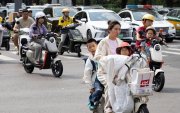 Personas en motocicletas en Pekín, China.