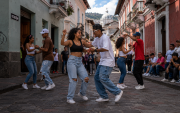 Referencial. Vecinos y visitantes podrán disfrutar salsa, DJs, clases de baile, gastronomía y emprendimientos este sábado en los exteriores del Centro de Arte Contemporáneo.