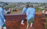 Miembros del equipo de respuesta trasladan un cuerpo para su entierro en Bunia, República Democrática del Congo, el 18 de agosto de 2026.