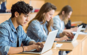 Estudiantes en Ecuador acceden a herramientas digitales como parte del programa gratuito de Google AI Plus.