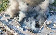 Bomberos participando en las labores de extinción de un incendio en un centro comercial dañado tras un ataque ruso en Kryvyi Rih, en el contexto de la invasión rusa de Ucrania.