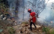 La Policía del condado de Samburu y la Cruz Roja de Kenia participaron en las labores de rescate de los cuerpos de las personas fallecidas en el accidente en el monte Ololokwe.