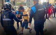 Agentes municipales denuncian agresiones durante controles a vendedores informales.