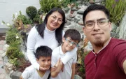 Gustavo Álvarez posa junto a su familia. Su esposa tuvo que renunciar a su trabajo para apoyarlo.