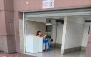 La venta manual de papel higiénico se evidencia en los exteriores de los baños del Malecón 2000.