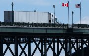 Un camión cruza el puente Peace Bridge desde Buffalo, Nueva York, hacia Canadá, en Fort Erie, Ontario, el 18 de agosto de 2026.