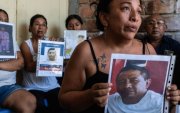 Familiares de ocho de los diez tripulantes que permanecen desaparecidos tras el ataque.