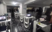 Los agentes encontraron estaciones de trabajo y dispositivos con mensajes extorsivos, amenazas e imágenes violentas durante la intervención al centro de llamadas.