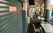 El sector de calle Panamá se mantiene entre la expectativa por atraer más público y alquilar cinco espacios desocupados, mientras la oferta artística y cultural es escasa.