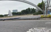 Un tramo de la avenida Víctor Emilio Estrada, en el ingreso a Urdesa, presenta adoquines levantados, piezas faltantes y huecos que dificultan el paso de vehículos y peatones.