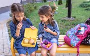 La proteína puede incorporarse a través de huevos, pollo, pescado, legumbres, hummus, queso o yogur, siempre de acuerdo con la edad