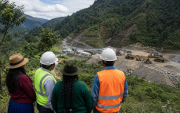 Representantes de comunidades y del sector minero observan una operación extractiva, en una imagen que refleja la importancia del diálogo, la confianza y el desarrollo local para construir una verdadera licencia social.