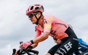 Richard Carapaz durante la segunda etapa de La Vuelta a España 2026, donde terminó en el puesto 25 y mantuvo la diferencia de 37 segundos con Pogačar.