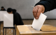 Un ciudadano deposita su voto en una urna durante una jornada electoral.