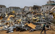 Una persona frente a escombros de viviendas afectadas por los terremotos del 24 de junio en Catia La Mar (Venezuela).