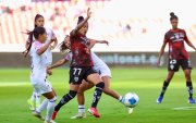 La delantera Karen Páez (c) marcó en la victoria 2-0 de Dragonas IDV sobre Guerreras Albas en la final de ida.