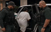 Referencial.Agentes escoltan a una ecuatoriana detenida por ICE en Florida.