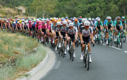 Los ciclistas corren en la tercera etapa de la Vuelta a España 2026.