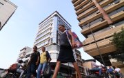 Ciudadanos caminan por la intersección de las calles Lorenzo de Garaycoa y Clemente Ballén, en el centro de Guayaquil, rodeados por edificios.