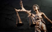 La justicia no es una cuestión que esté presente en un tribunal, lo que es el principio del fin de la sociedad estatal: la gente no arreglará sus problemas ante un sistema que no sirve, sino de otra forma.