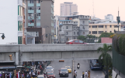 Escena urbana en Ecuador, donde la inseguridad motivó la actualización de la alerta de viaje emitida por Estados Unidos.