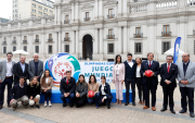 El ministro del Deporte de Chile, Francisco Riveros (d), juega fútbol con deportistas con discapacidad intelectual durante la ceremonia.