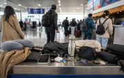 Referencial. Lanzas, trofeos, camas para mascotas y coches de bebé forman parte de las pertenencias olvidadas por pasajeros en el aeropuerto de Quito.