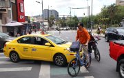El deterioro vial y la invasión de ciclovías por vehículos obligan a ciclistas de Quito a compartir espacios con automóviles.