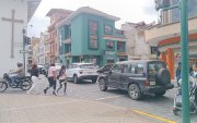 En la intersección de las calles Simón Bolívar y Tomás Ordóñez se observa el irrespeto a varias de las señales de tránsito.