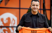 El recién nombrado Xavi Hernández asiste a su presentación como seleccionador de la selección nacional de fútbol de los Países Bajos.