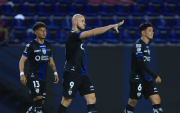 Carlos González (c.), celebra un gol con dos compañeros.