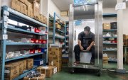 Taichi Konishi, empleado de Konoe, descansa en una cabina de refrigeración para trabajadores, también conocida como "nevera humana", en el almacén de la empresa, en un día caluroso en Higashiosaka, prefectura de Osaka.