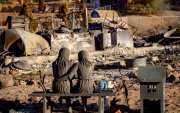 Una estatua permanece entre los restos de una casa arrasada por el incendio Hawk en Reno, Nevada, el 24 de agosto de 2026.