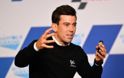 Carlos Ezpeleta durante una conferencia relacionada con MotoGP, donde abordó temas vinculados al desarrollo y crecimiento del campeonato.