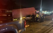 El contenedor cayó sobre el costado derecho de la camioneta, en el parterre central del kilómetro 11 de la vía a la costa.