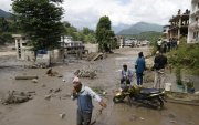 Campesinos avanzan entre el lodo en Trishuli, en el distrito nepalí de Nuwakot, tras una riada repentina.