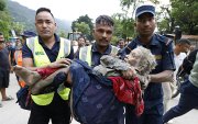 Una anciana fue rescatada de una residencia de ancianos en Devighat tras una inundación repentina en Trishuli Bazar, distrito de Nuwakot, Nepal, el 26 de agosto de 2026.