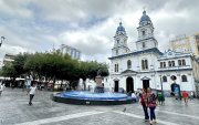 La plaza Vicente Rocafuerte, ubicada en avenida 9 de Octubre y Pedro Carbo, en el centro de Guayaquil.