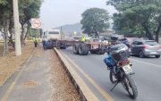 Un tráiler intentó realizar un giro en el primer retorno de la vía a la costa la mañana de este miércoles 26 de agosto.