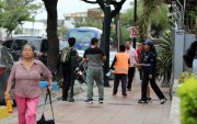 En Urdesa se pueden encontrar personas cuidan carros junto a los parquímetros.